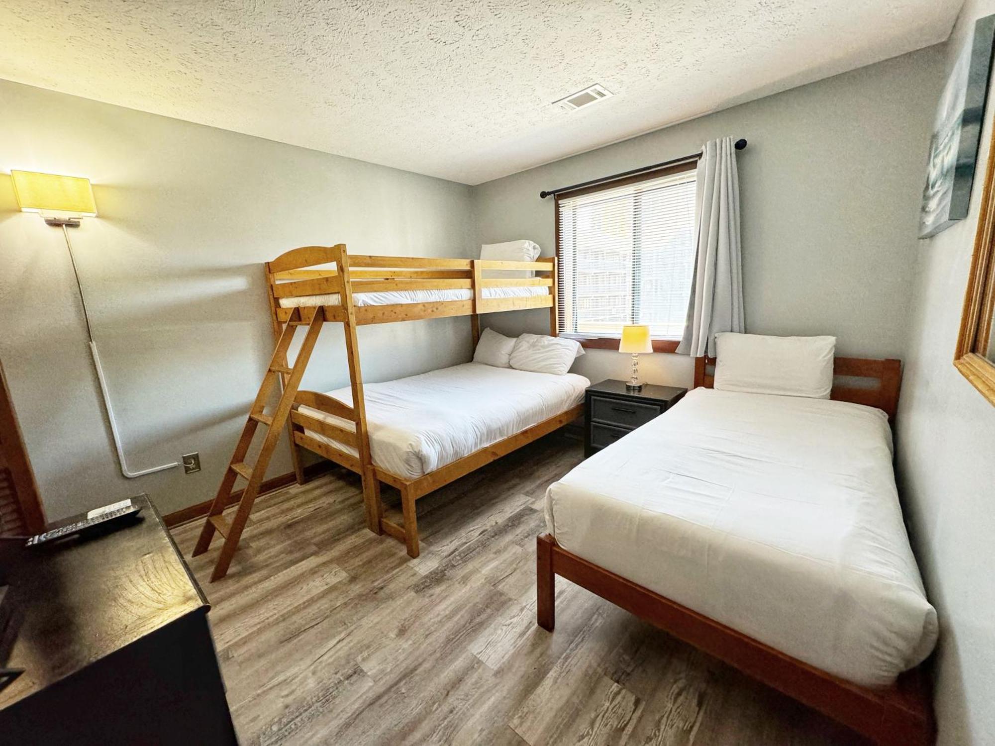 Spacious Modern Condo - 1St Floor - One Block To The Beach マートルビーチ エクステリア 写真